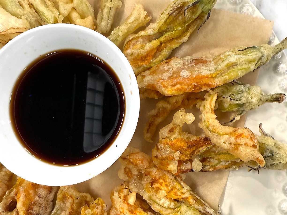 Friterade zucchiniblommor i krispig tempurasmet