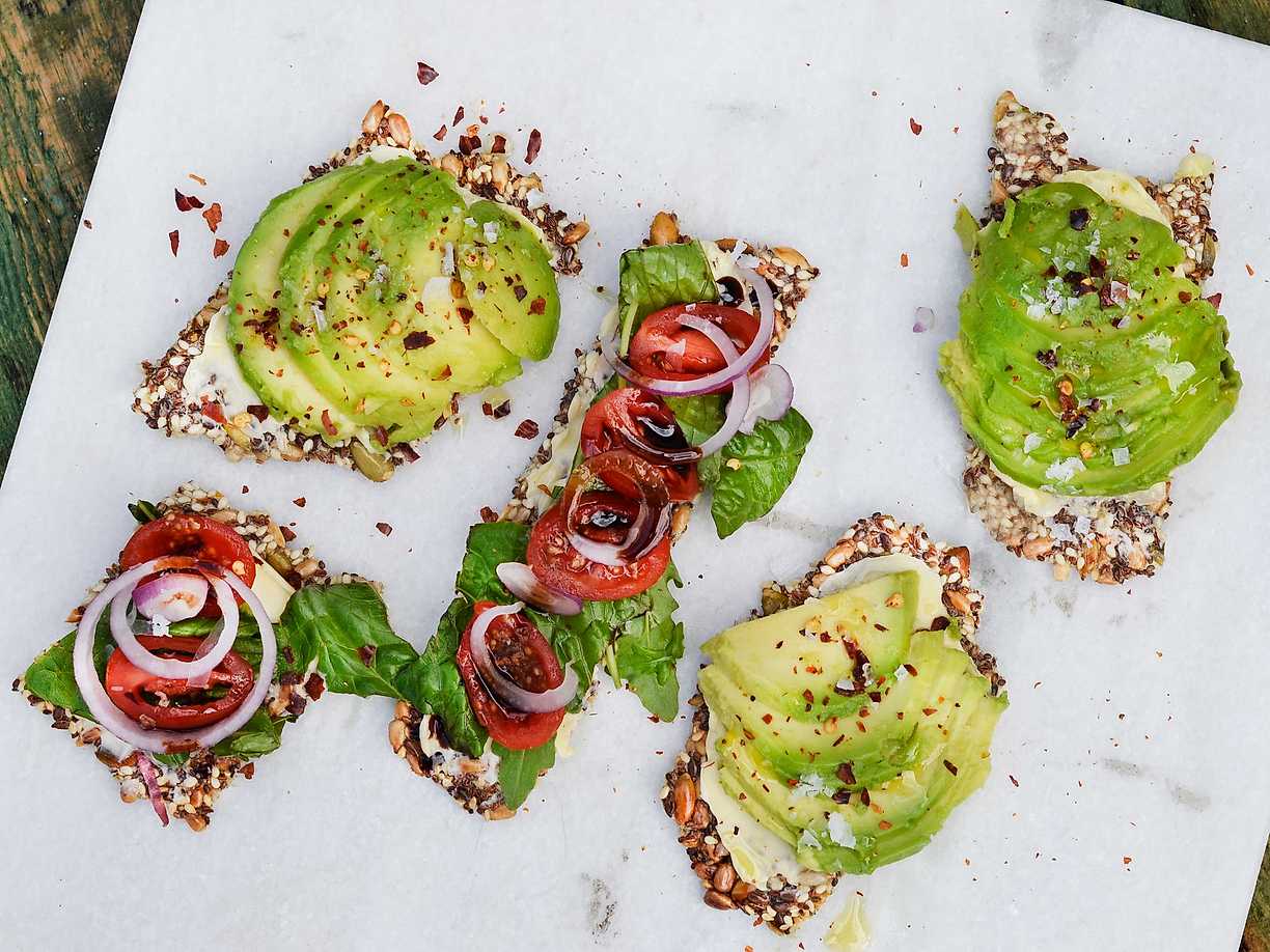 Fröknäcke med avokado & tomater