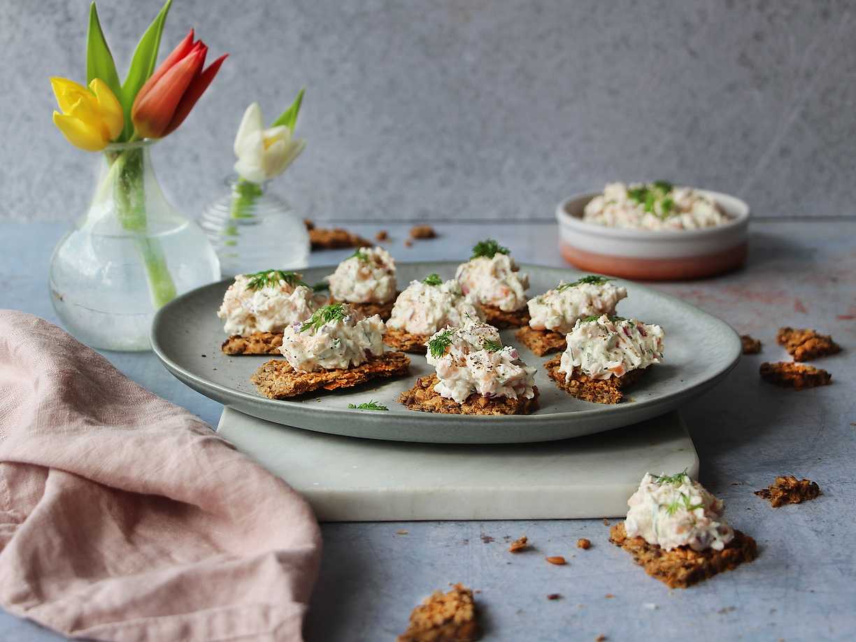Fröknäcke med lax- och pepparrotsröra
