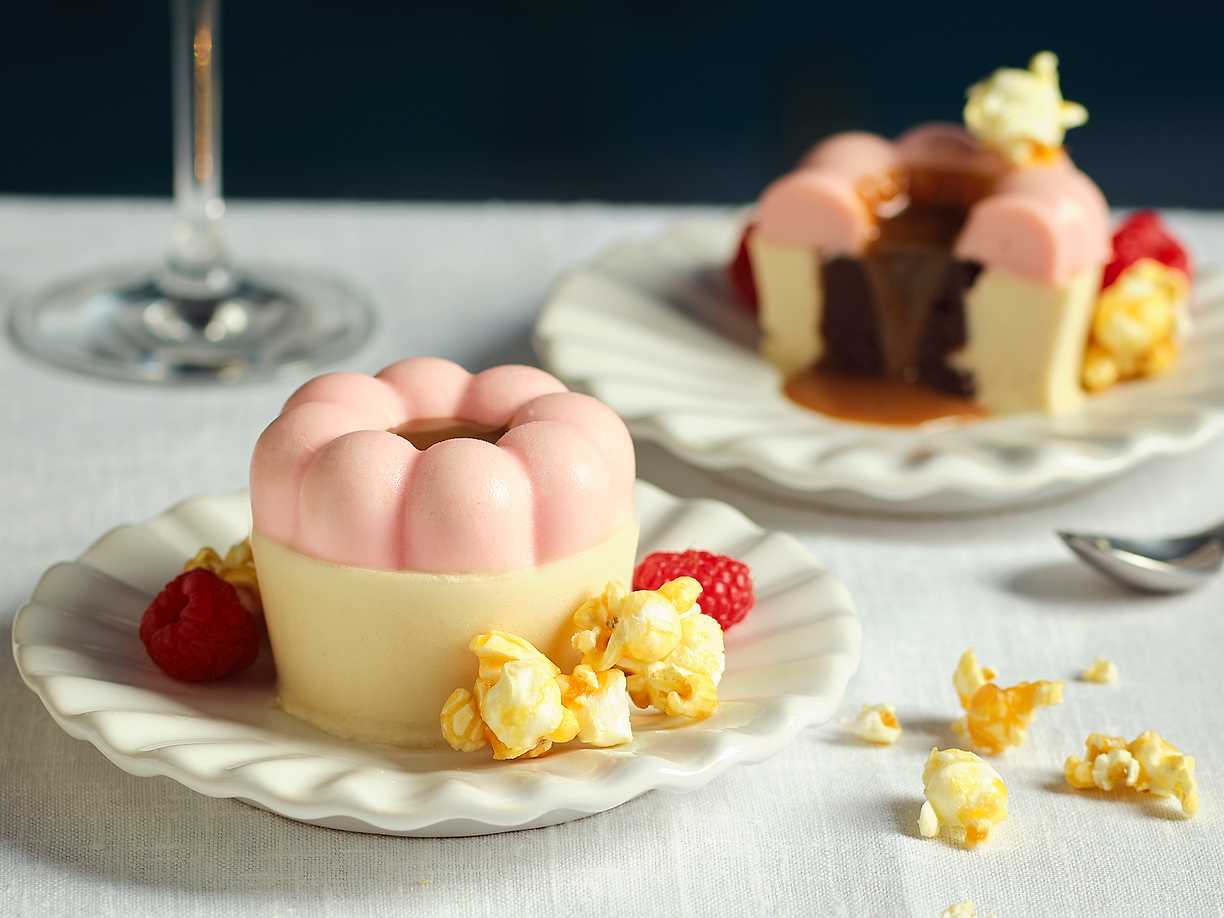 Fryst pannacotta med browniegömma och kolasås