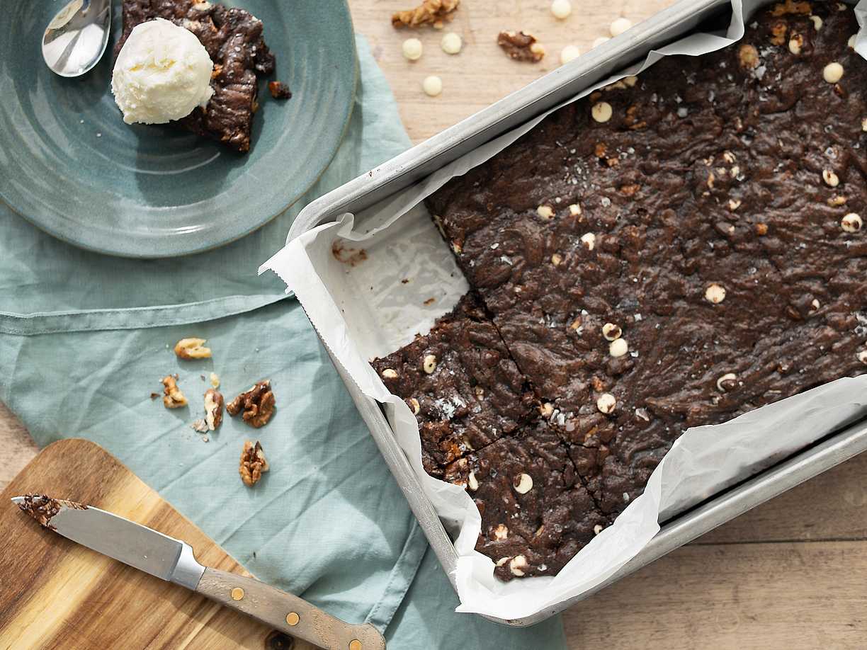 Fudgy brownies med vit choklad och valnötter