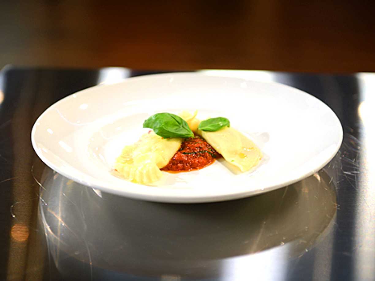 Fylld pasta med gorgonzola och tomatsås | Kö