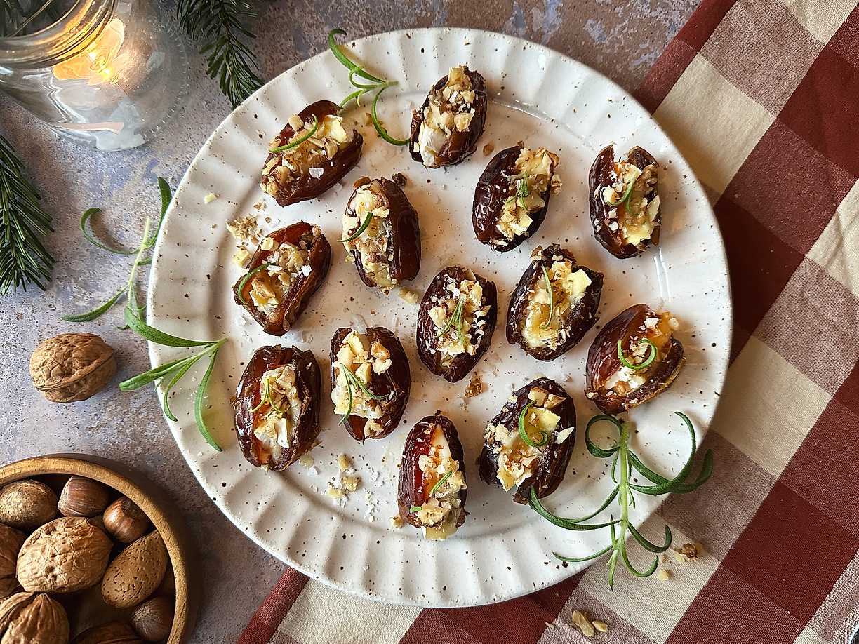 Fyllda dadlar med brie, valnötter och honung