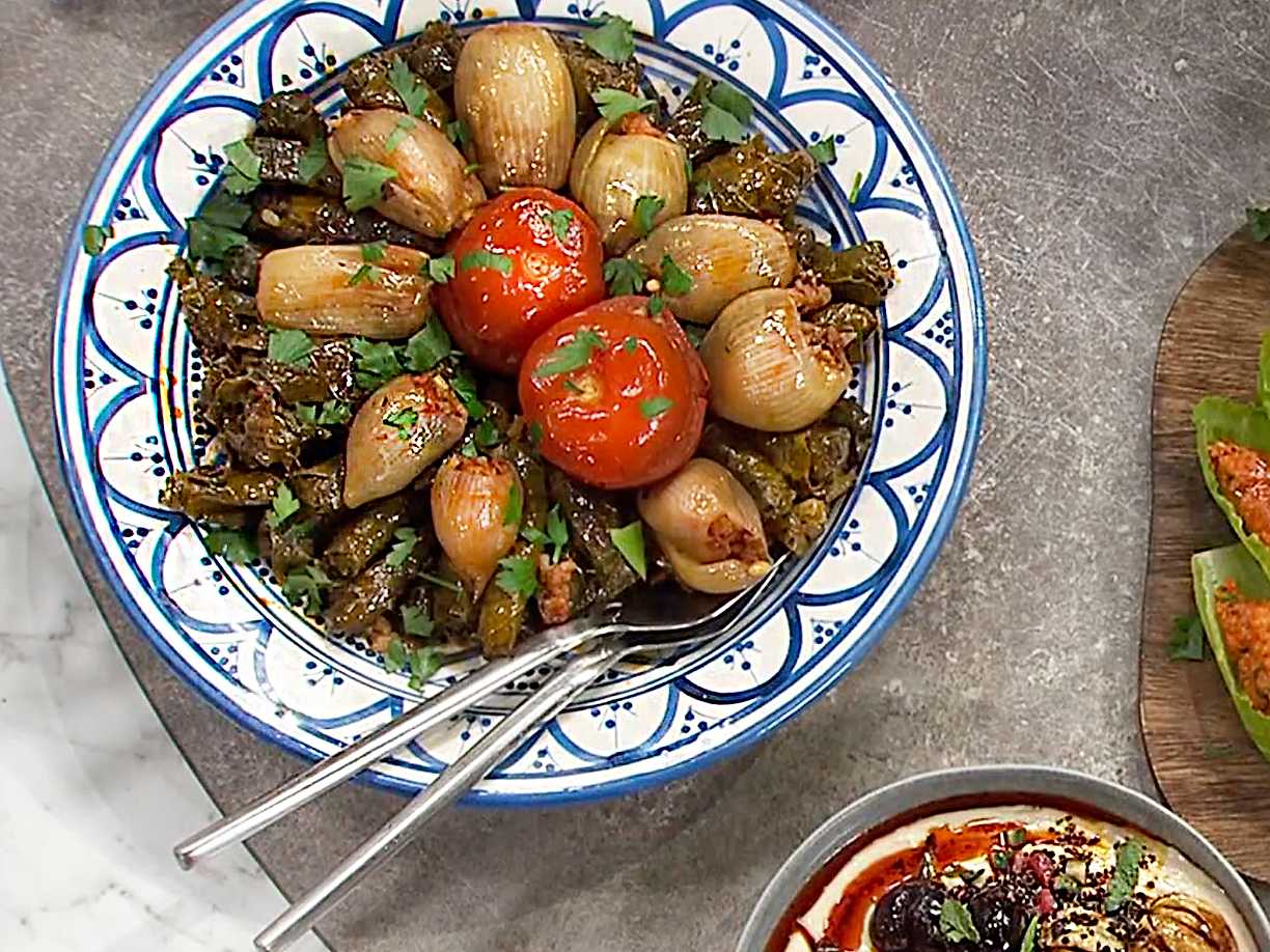 Fyllda ugnsbakade grönsaker och vinblad