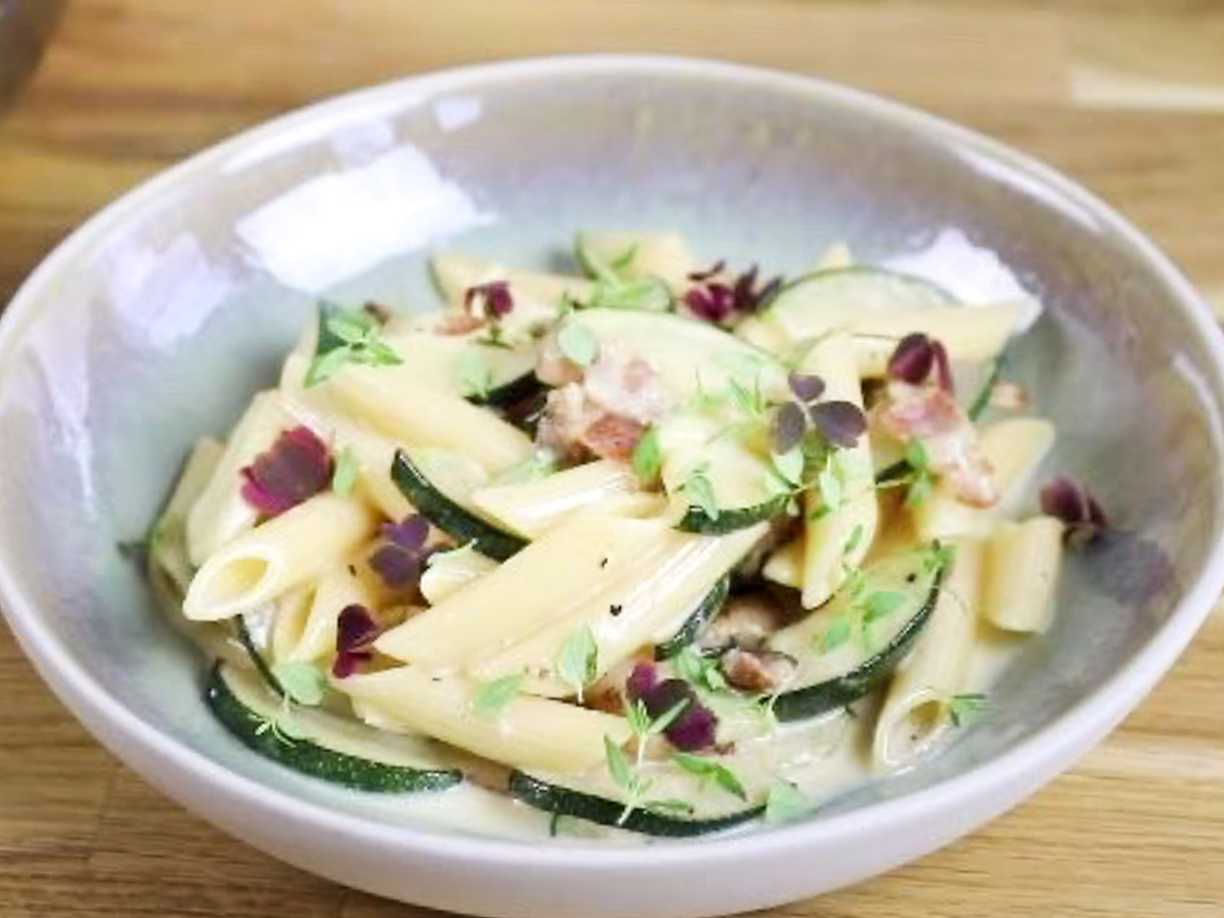 Pasta Med Zucchini Och Svamp