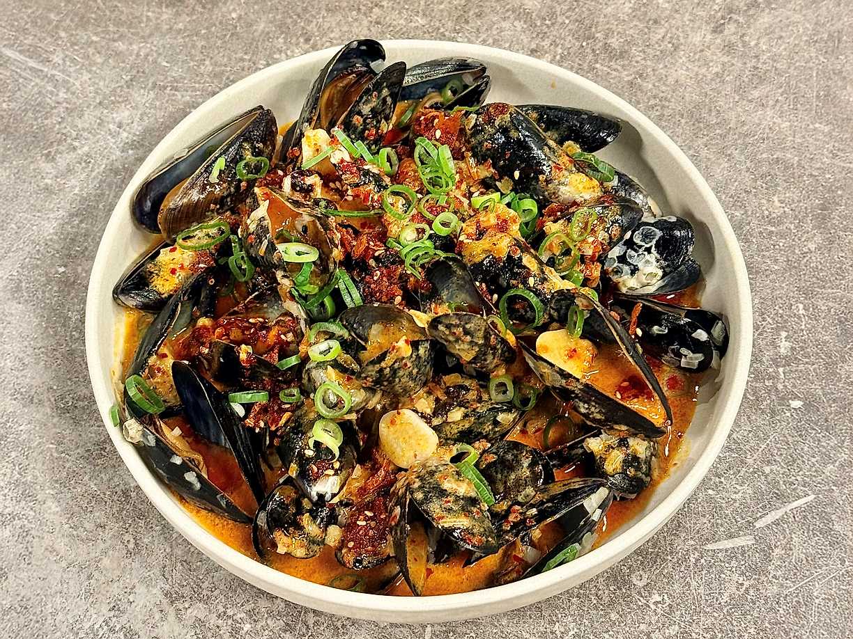 Gräddkokta musslor med ingefära och chilikrisp