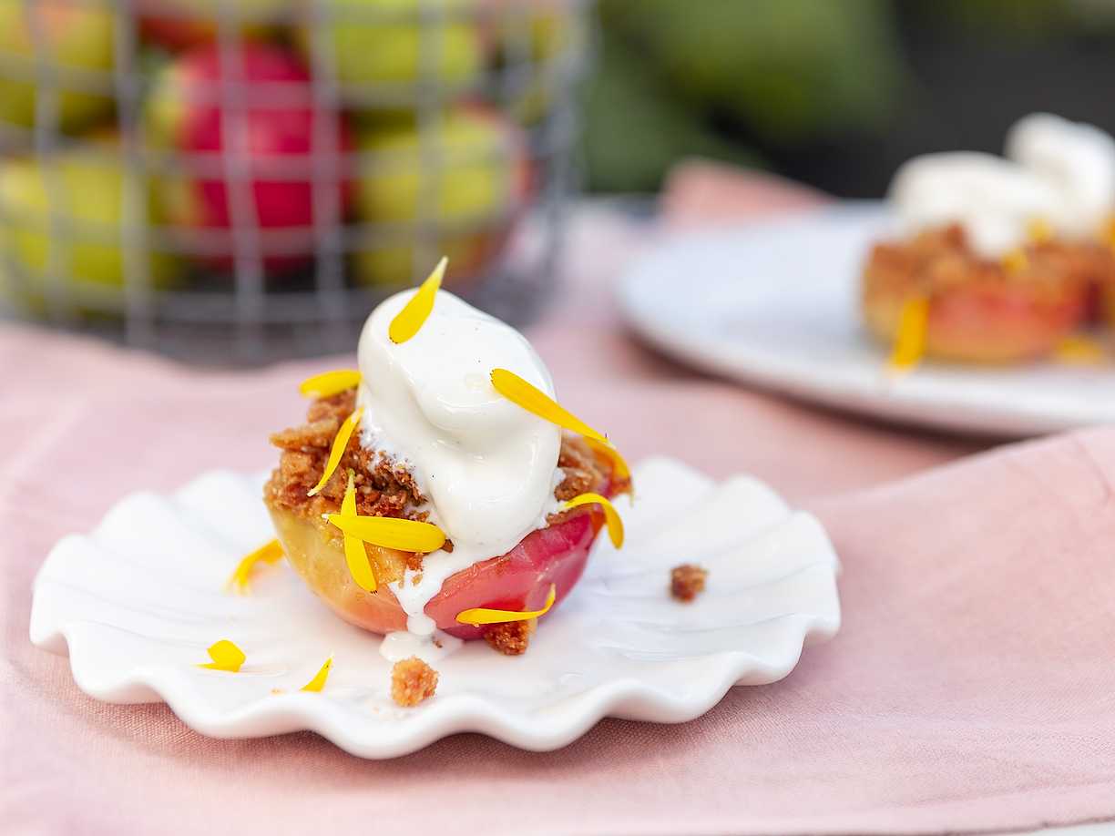 Gräddstekt äpple med solroscrumble och yoghurtglass