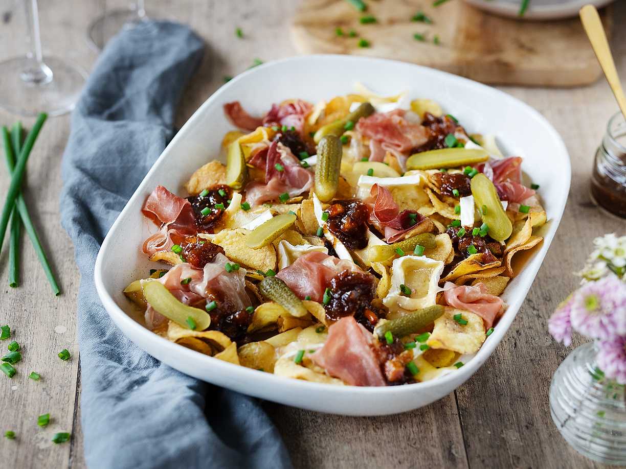 Gratinerade chips med brie, fikonmarmelad och prosciutto