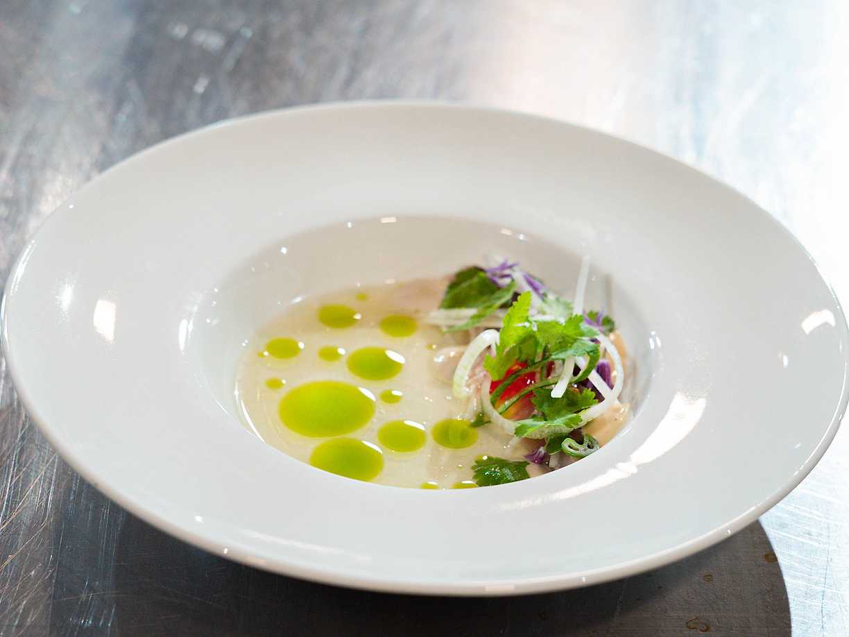 Gravad makrill med makrillrom och tomatvatten