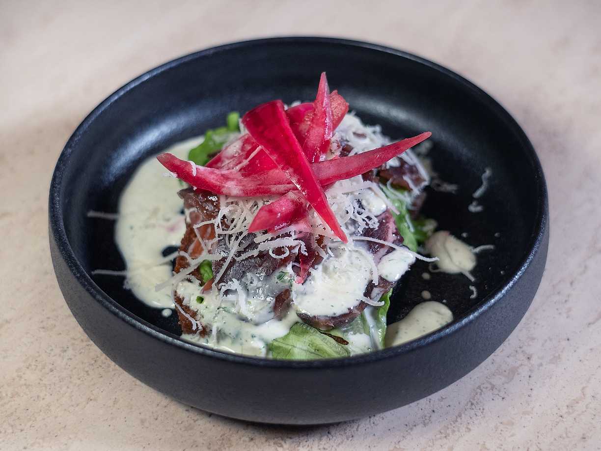 Gravad oxfilé på smörstekt bröd