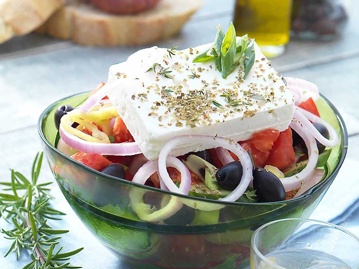 Часть по гречески. Салат Хориатики. Греческий салат Хориатики. Салт из красного салата.