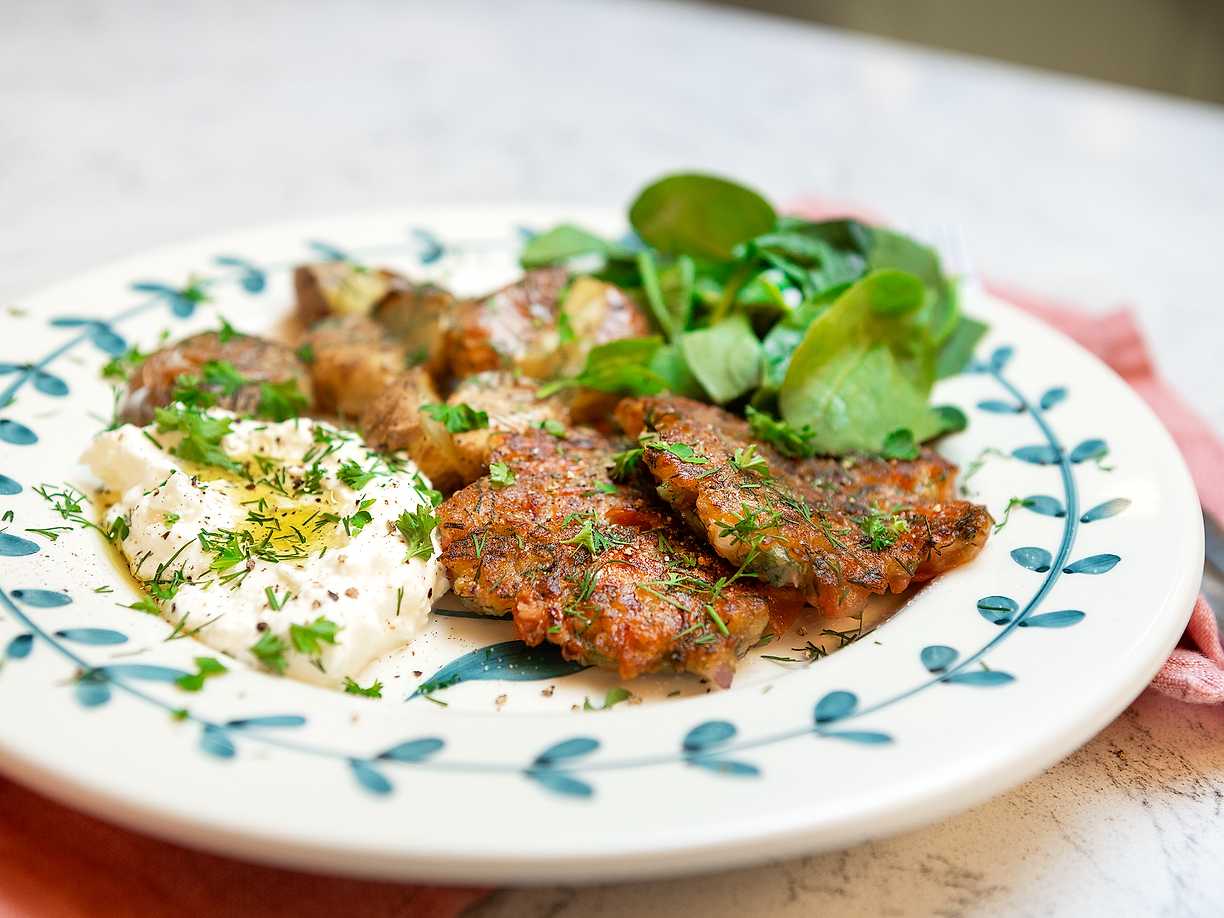 Grekiska tomatbiffar med yoghurtsås