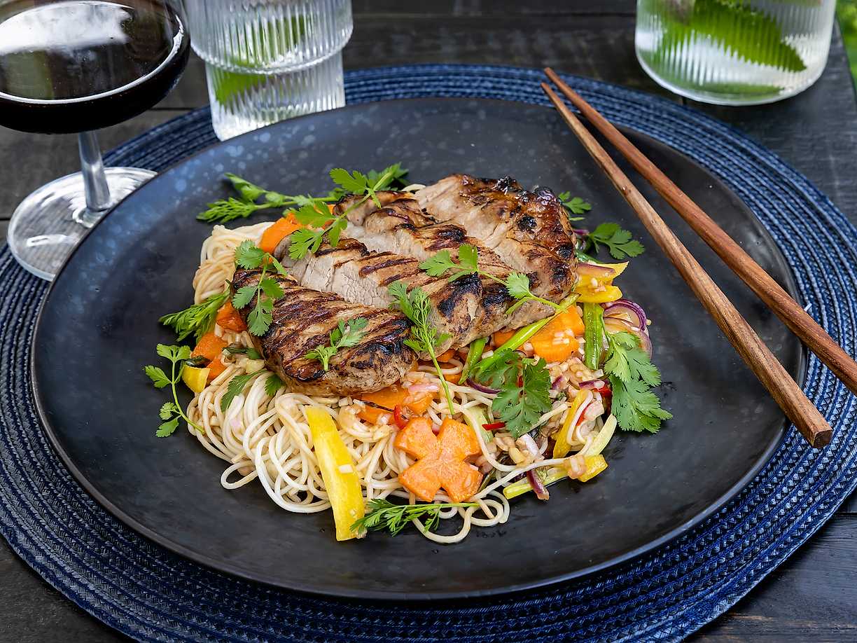 Grillad fläskkarré med nudelsallad