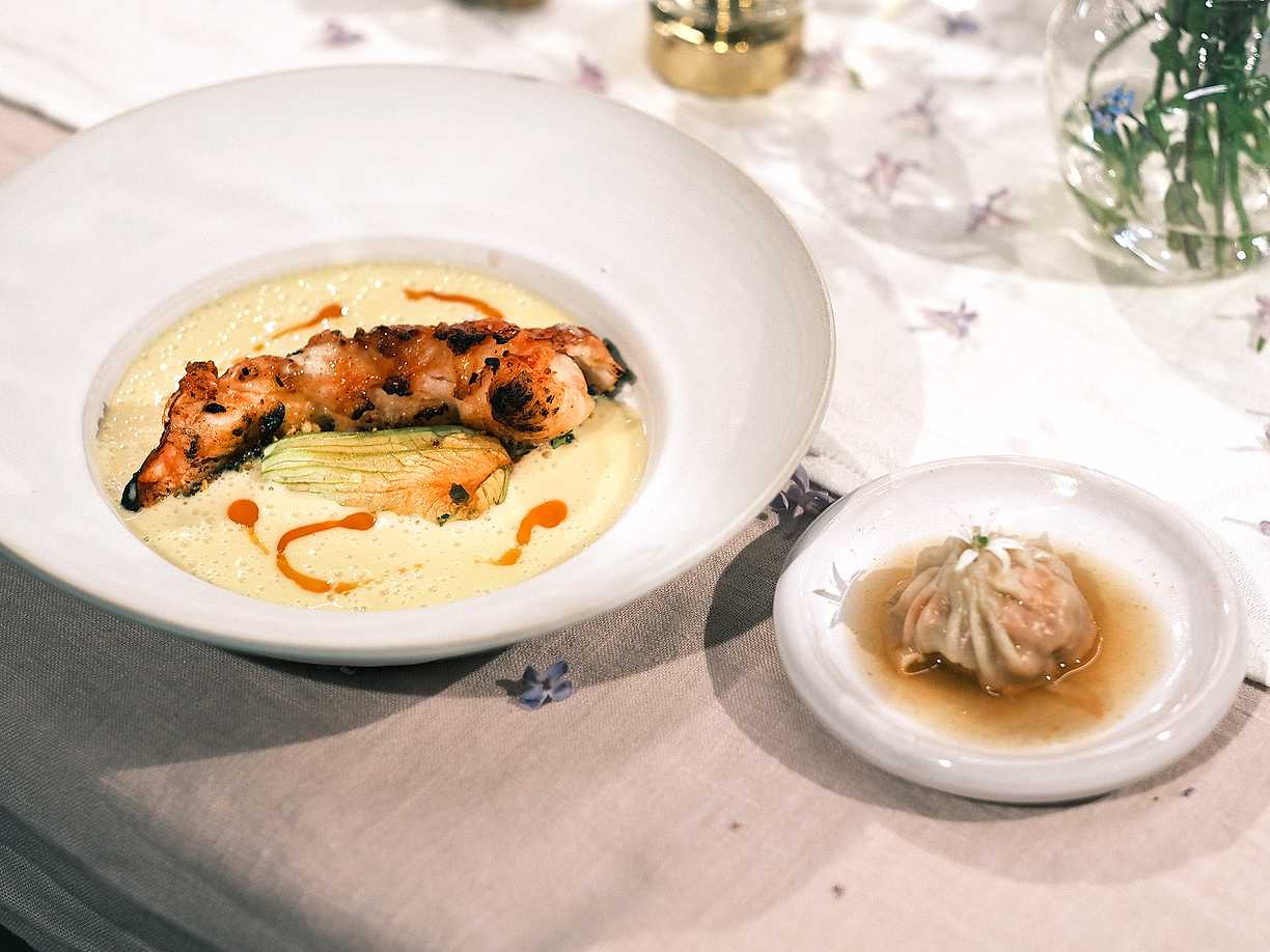 Grillad hummer med beurre blanc, fylld pumpablomma och dumpling