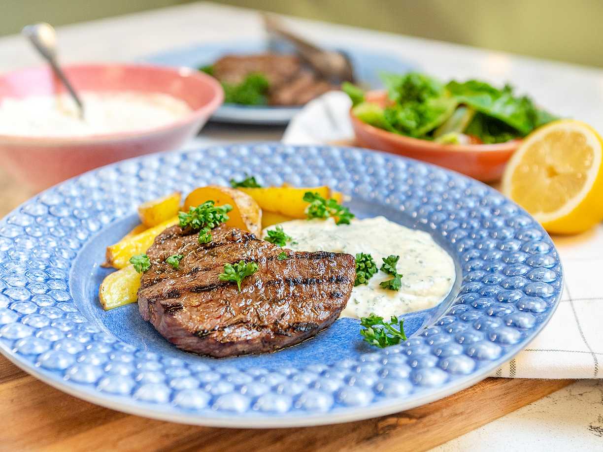 Grillad rostas med klyftpotatis och kall örtsås | Köket.se