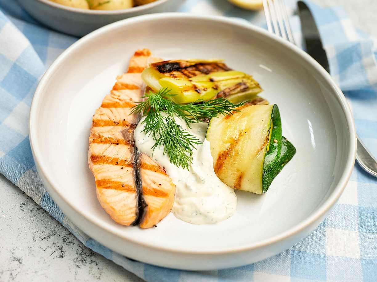 Grillad laxfjäril med purjolök och krämig dillsås
