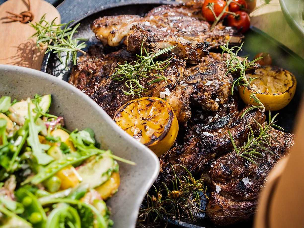 Grillade vildsvinskotletter, färskpotatissallad och kryddsmör