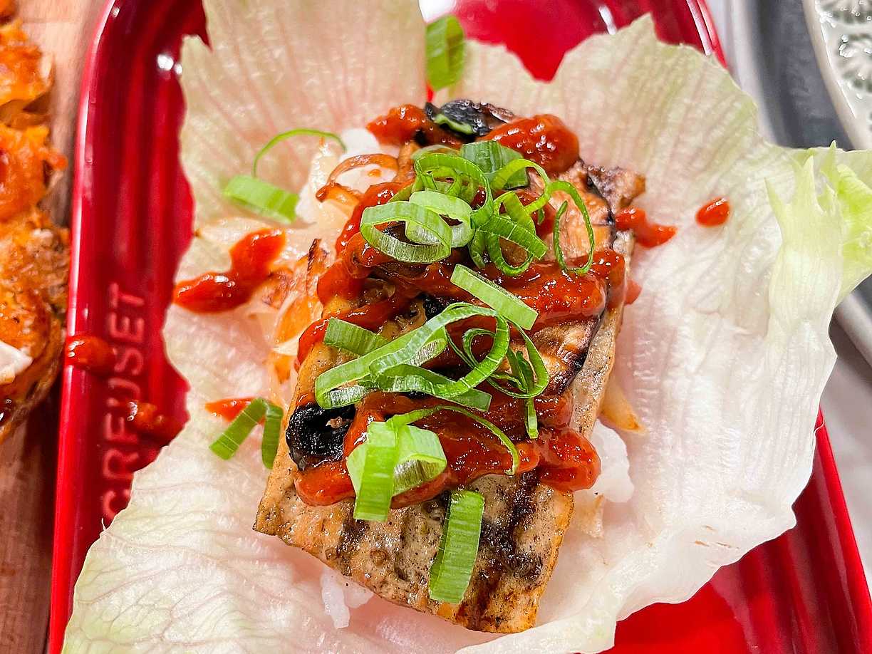 Grillat sidfläsk i salladsblad