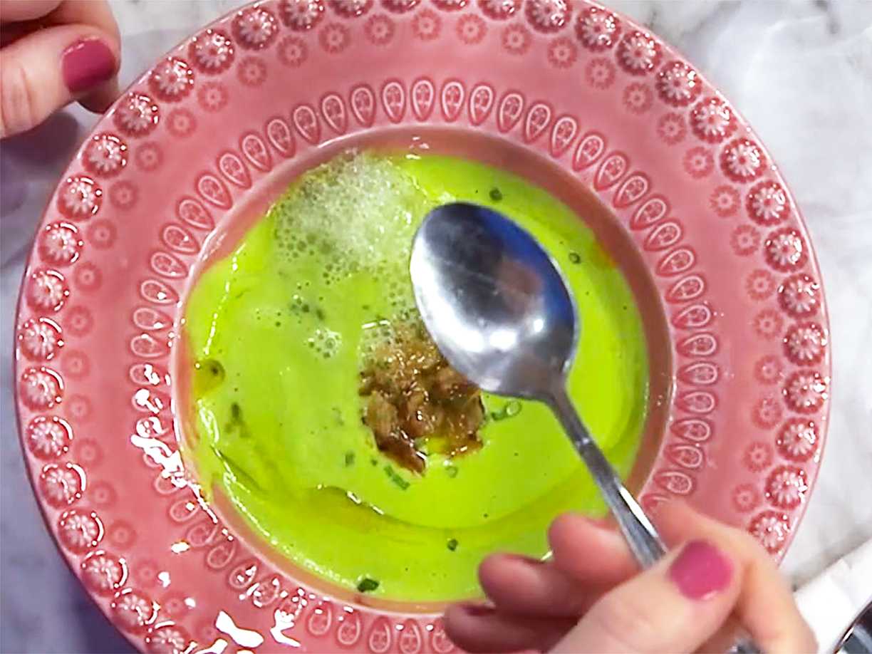 Grön ärtsoppa med krispigt kycklingskinn