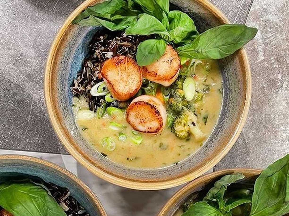 Grön currysoppa med stekta kammusslor