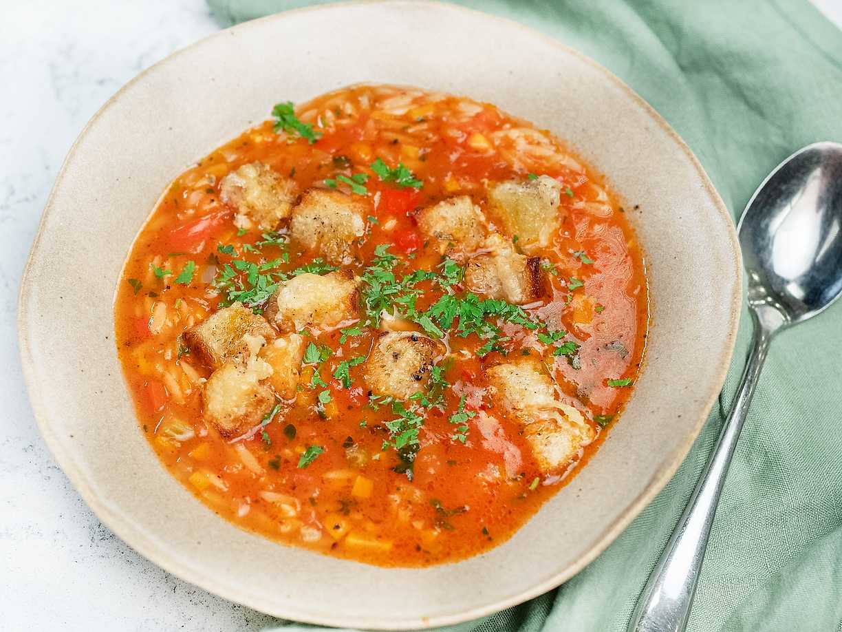 Grönsakssoppa med risoni och parmesankrutonger