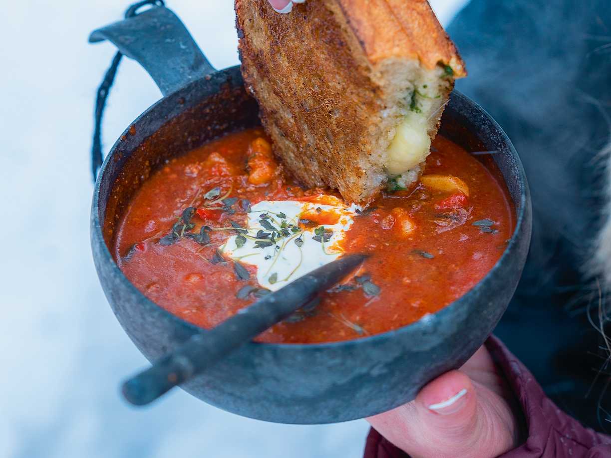 Gulaschsoppa med örtkräm