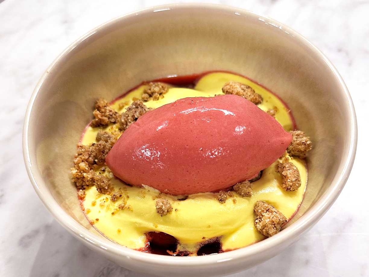 Hallonsorbet med saffransgrädde