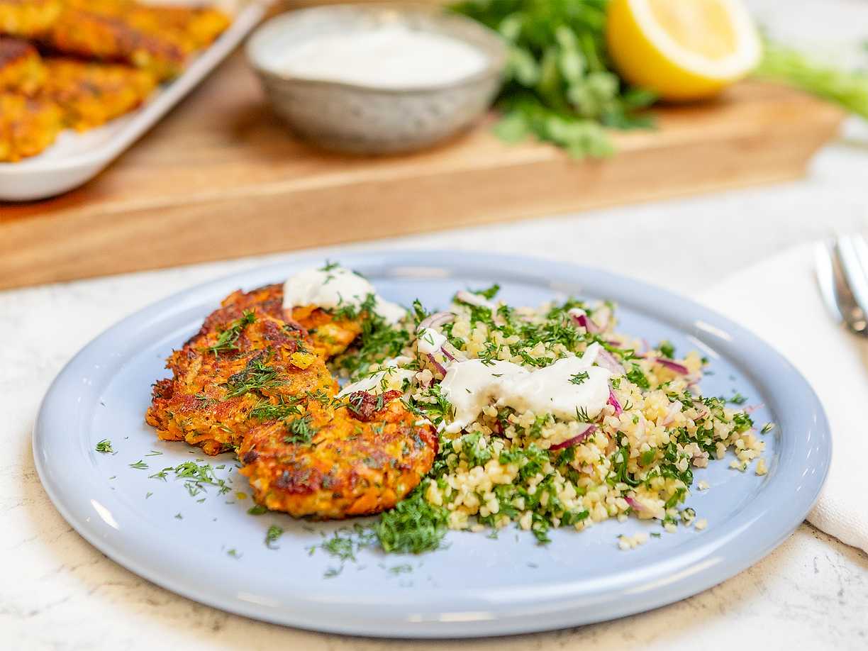 Halloumi- och morotsbiffar med bulgursallad