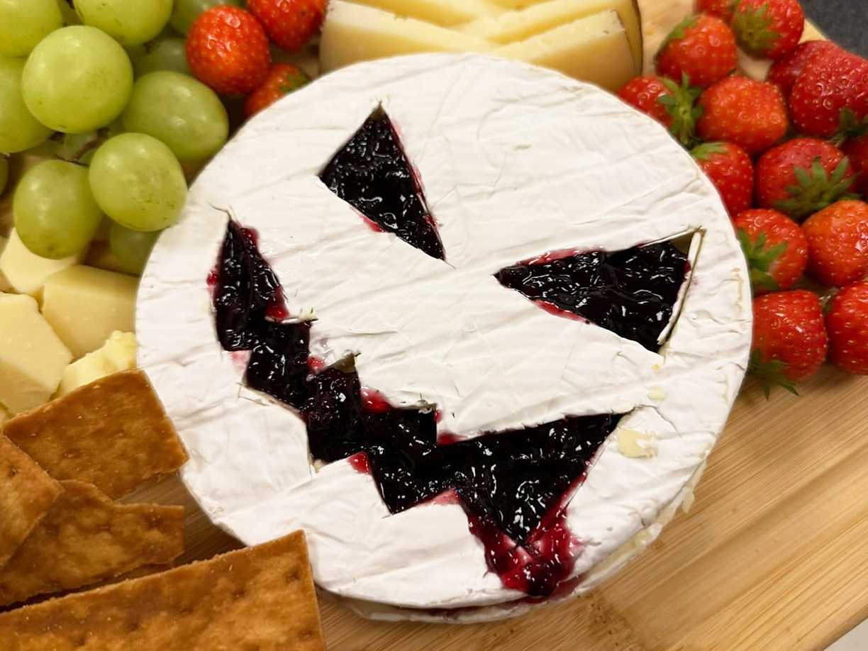 Halloweenbrie med björnbärsmarmelad