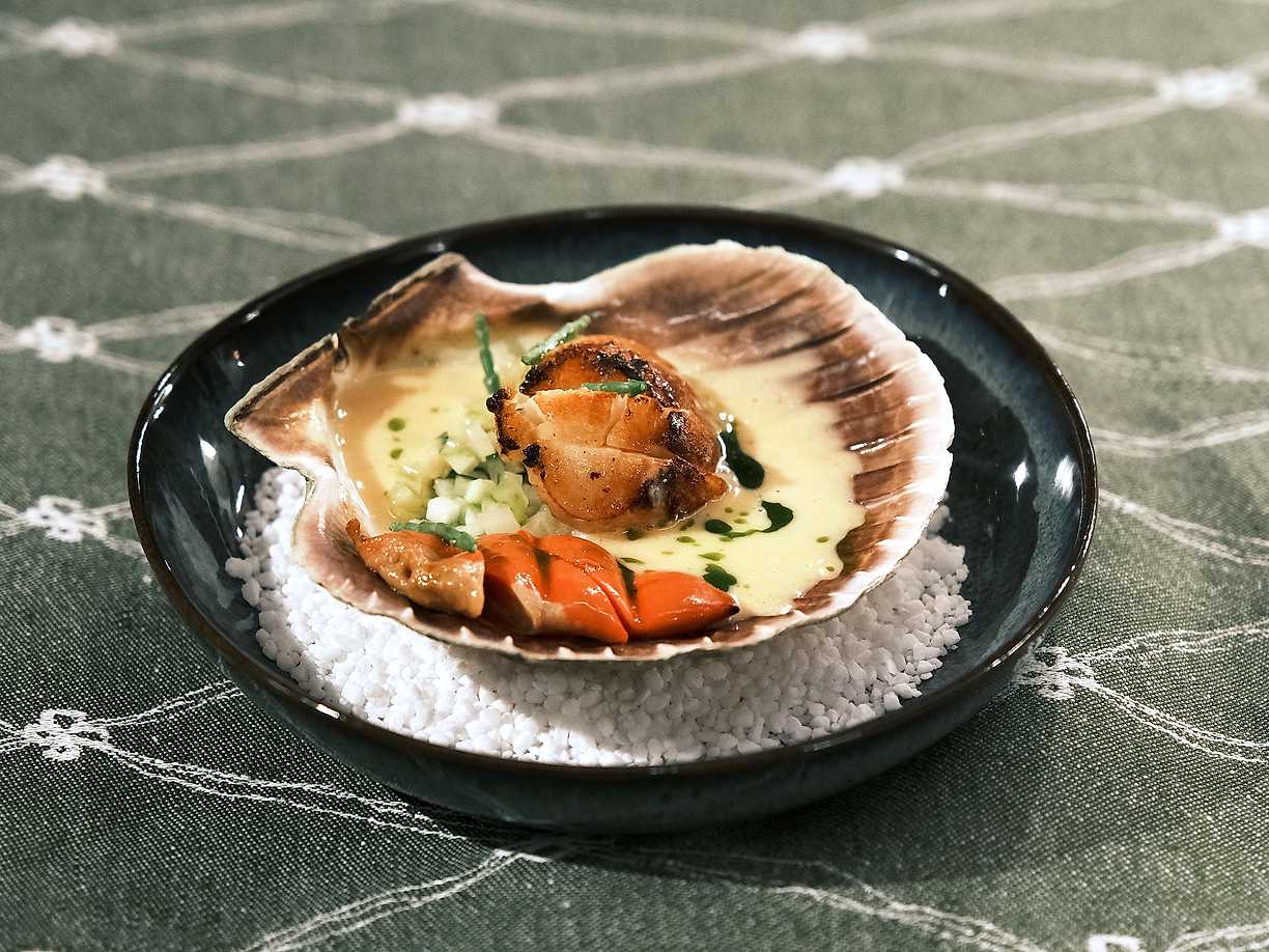 Halstrade pilgrimsmusslor med alspånsrökt romsäck