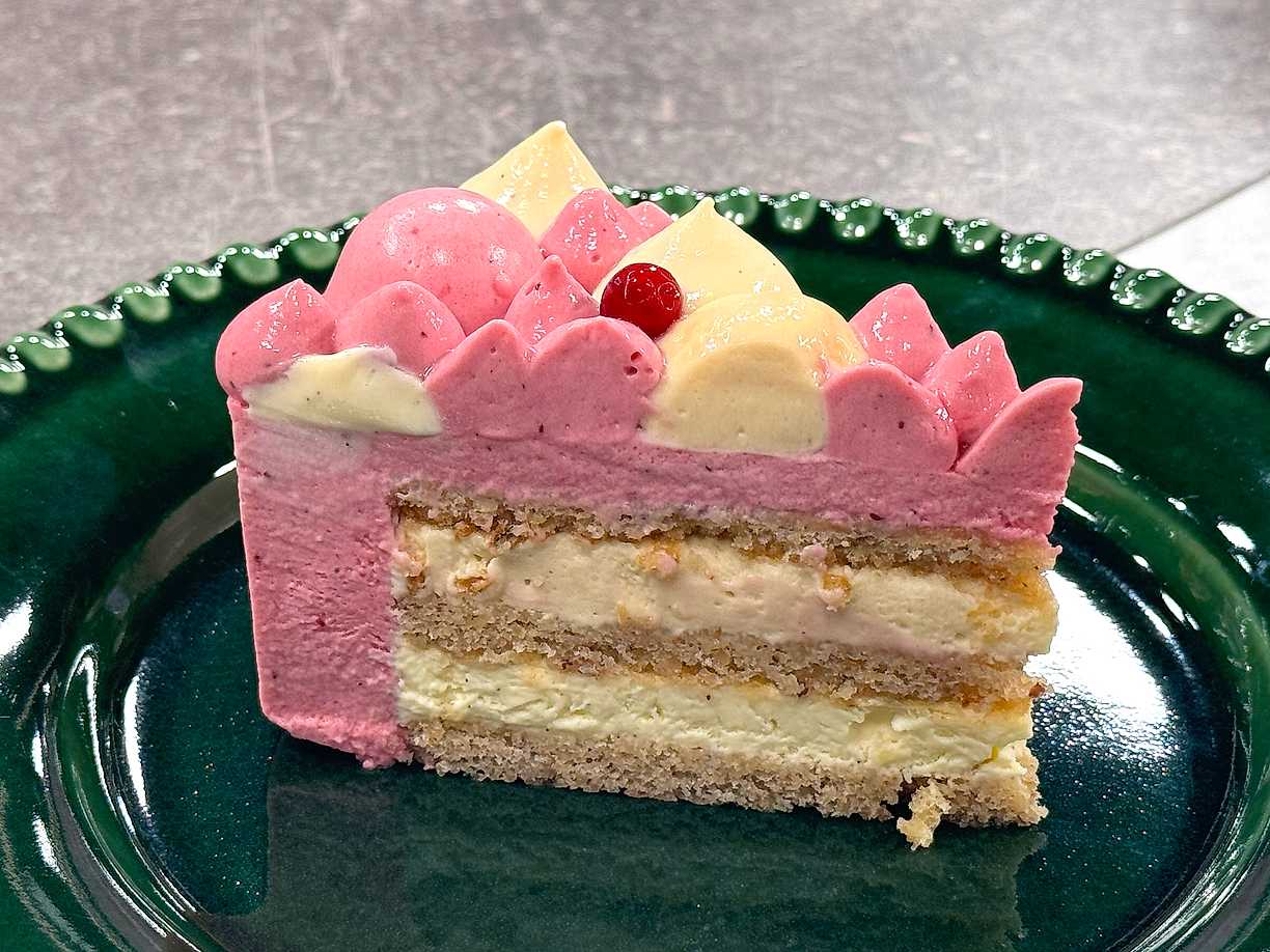 Hasselnötstårta med lingon