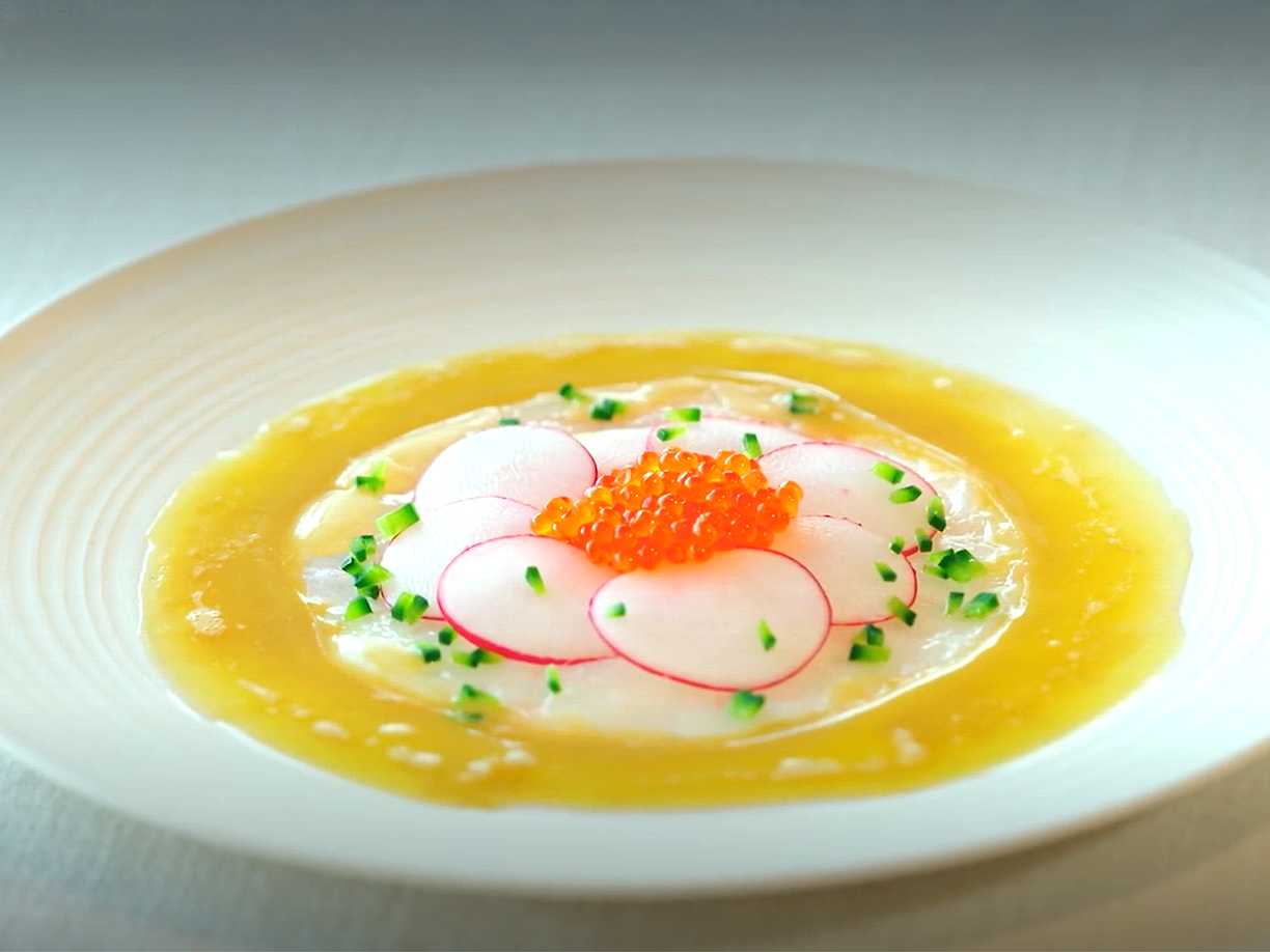 Havskräftscarpaccio med grillad smörvinägrett, rädisa, jalapeño och forellrom