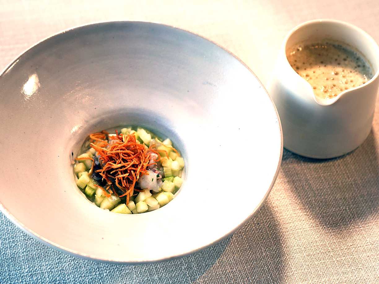 Havskräftsoppa med havskräftstartar, syrat äpple, fänkål och friterad jordärtskocka