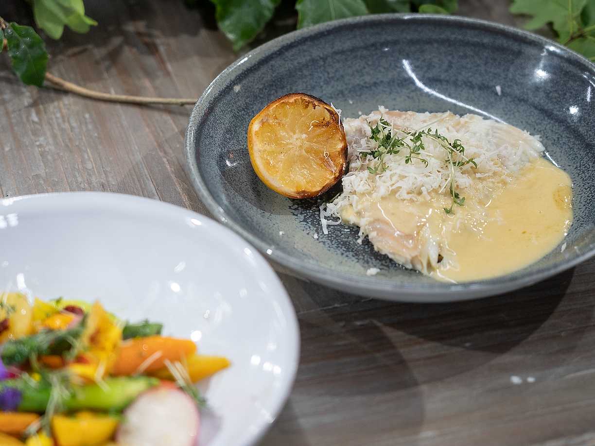 Helgrillad piggvar med sommarprimörer och brynt smörsås