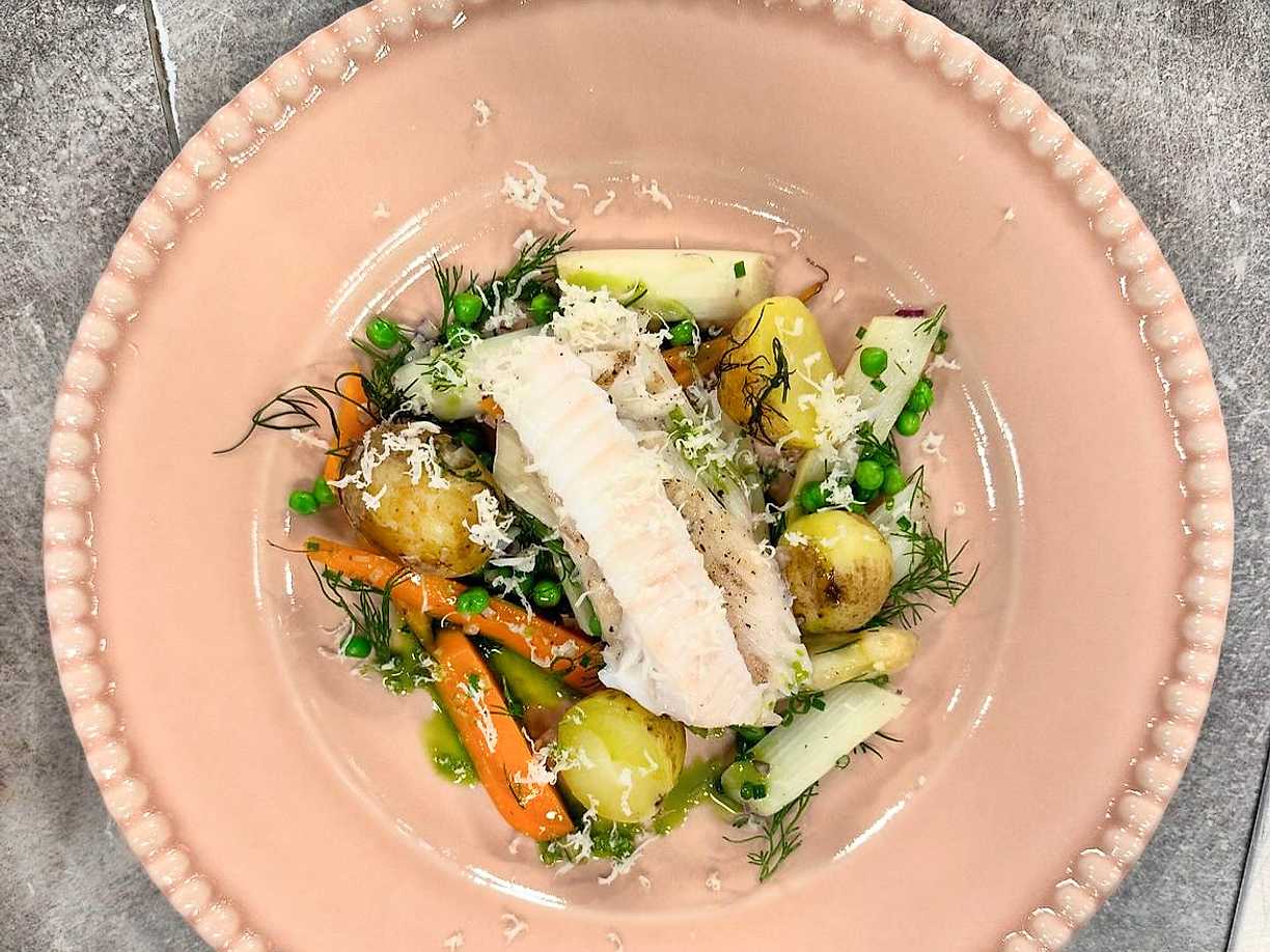 Helstekt fisk med sommarprimörer och smörsås