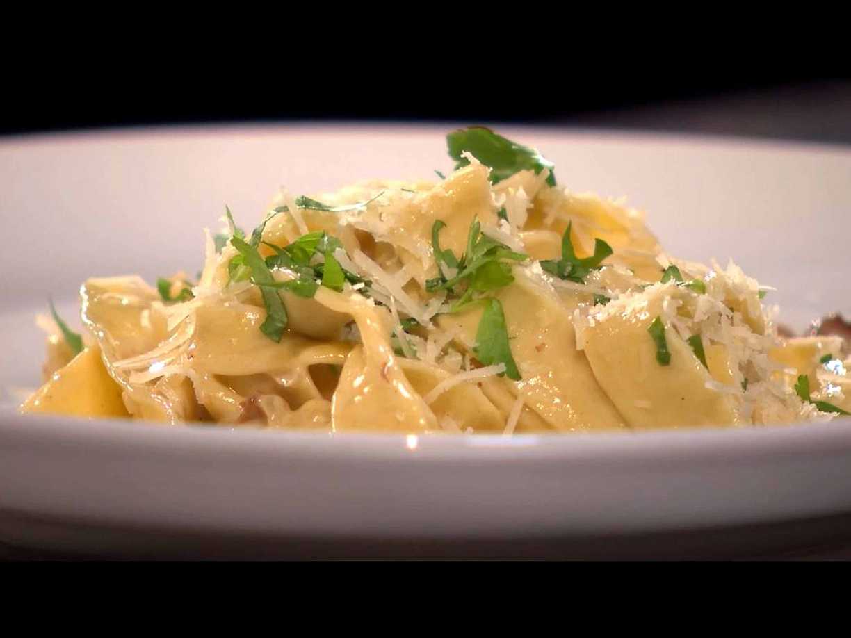 Hemgjord pappardelle med kantarellsås | Kö