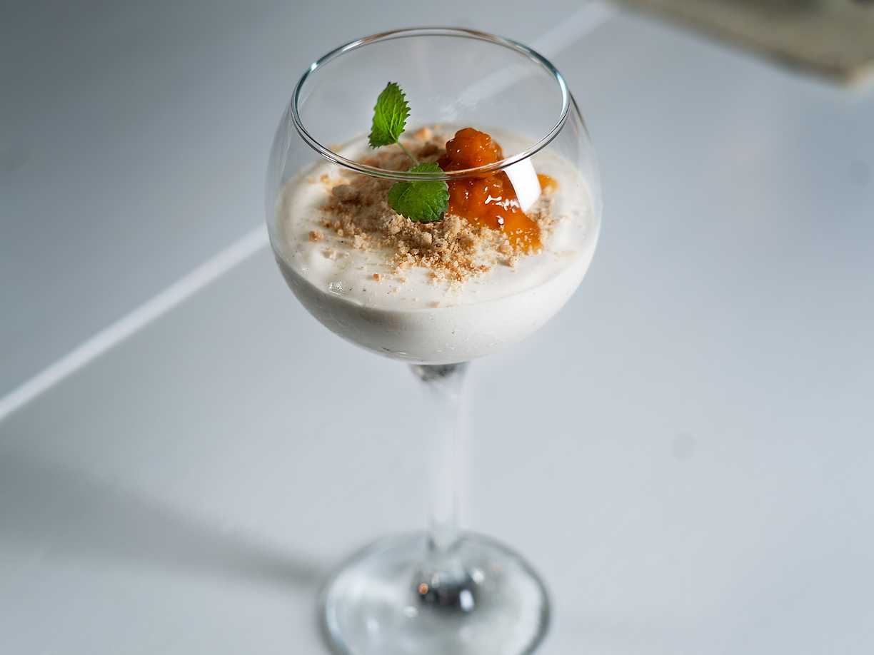 Hjortronparfait med hjortronsylt