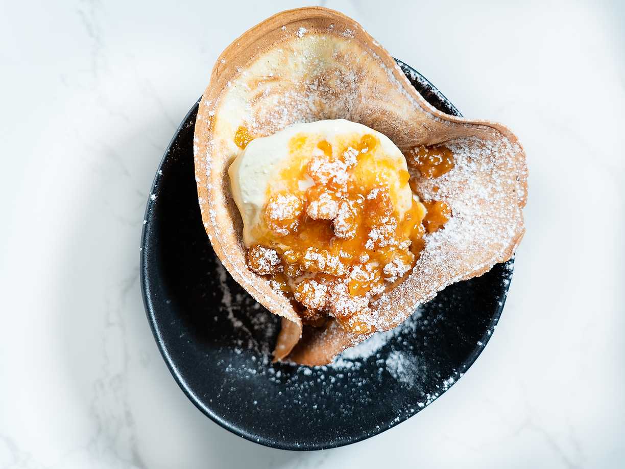 Hjortronparfait och krumkakerån på mormors vis