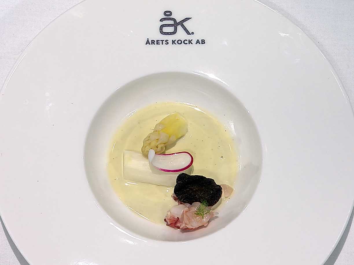 Hummer med inkokt sparris och vitvinssås