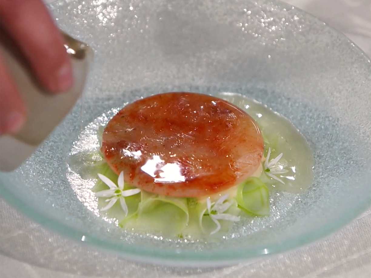 Hummerklo med krondillsglaze, tomatvatten och selleri samt skummig hummeremulsion