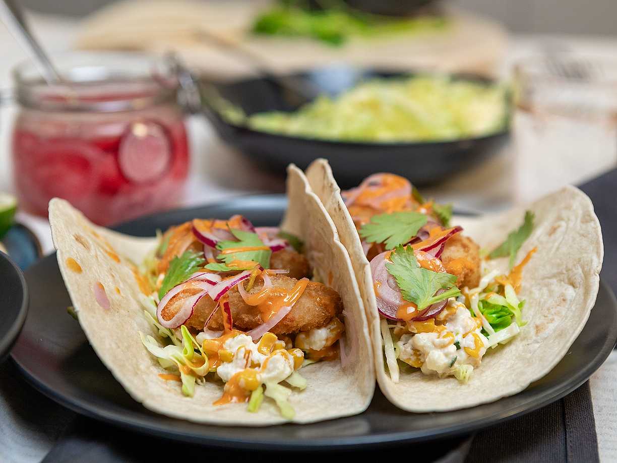 Fish tacos med krispig kålsallad och krämig majsröra