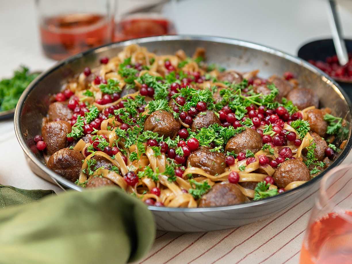 Pasta med köttbullar i krämig gräddsås