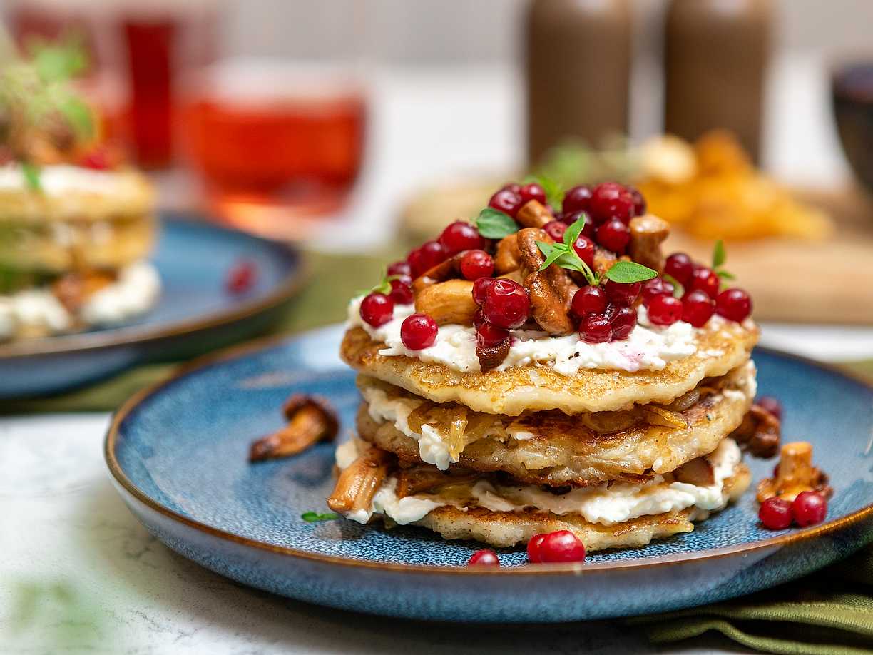 Potatispannkakstårta med smörstekta kantareller och västerbottenkräm