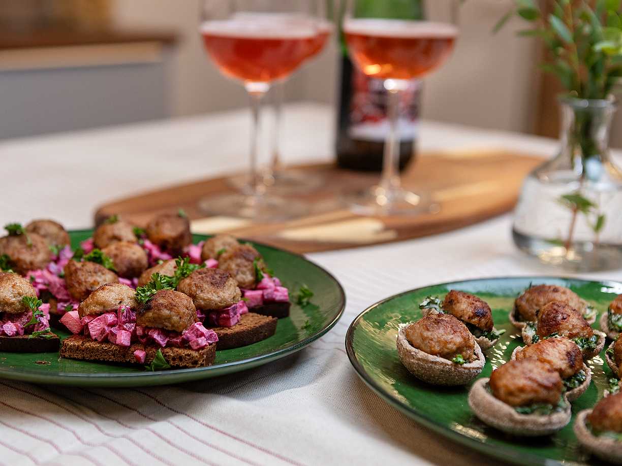 Två julsnittar med köttbullar