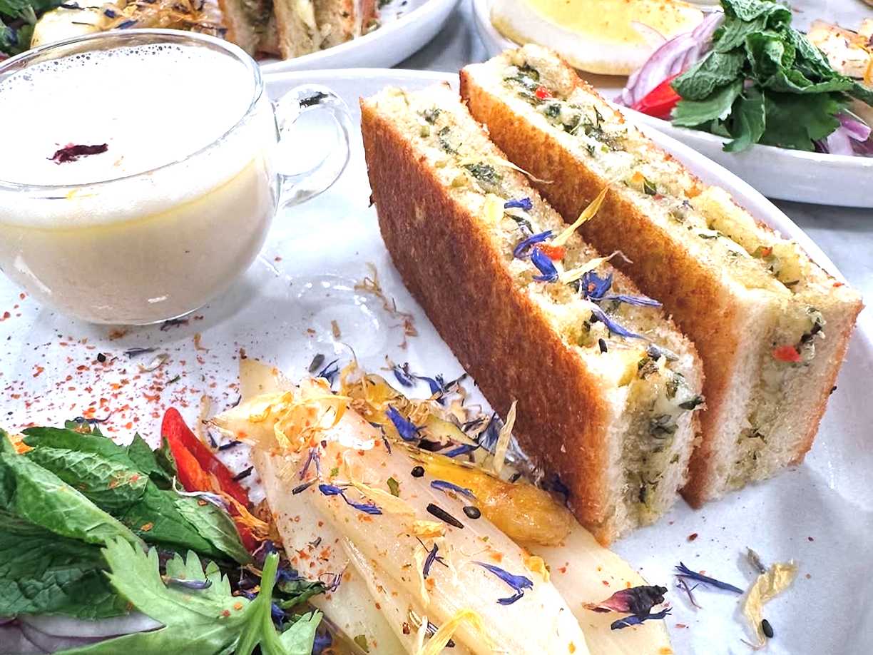 Indisk toast med vit sparris