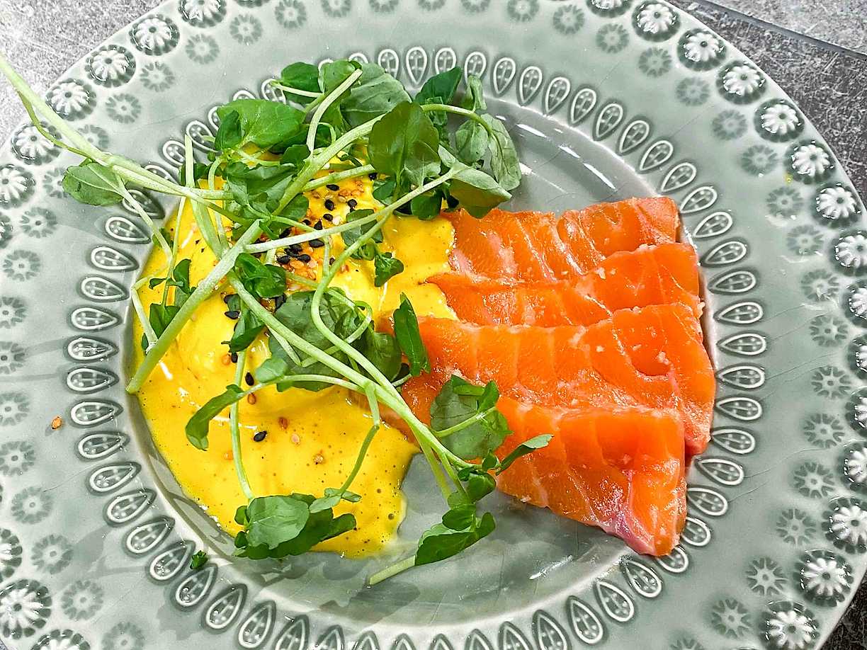 Ingefärsgravad lax med saffransmajonnäs