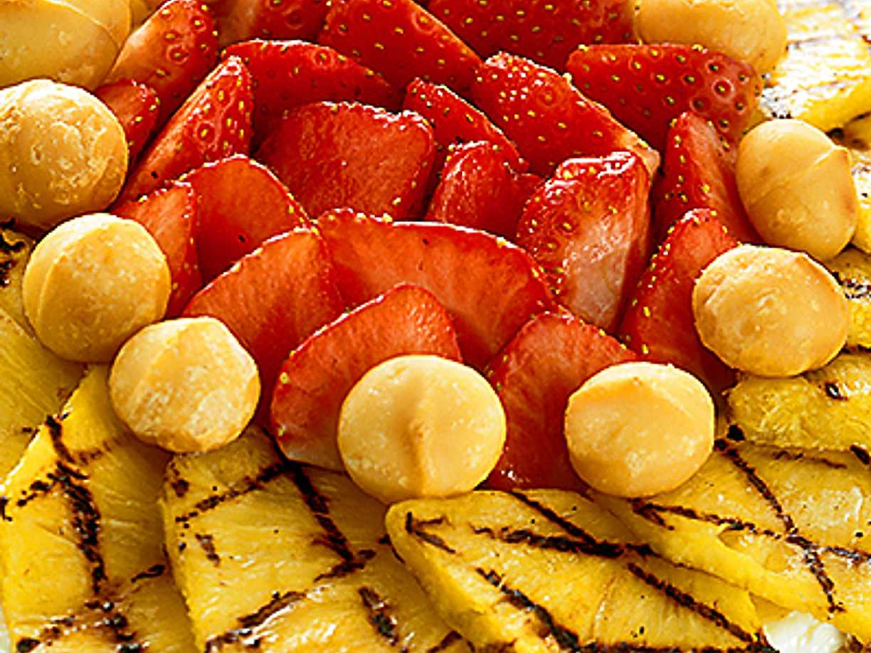 Ingefärskaka med färsk frukt