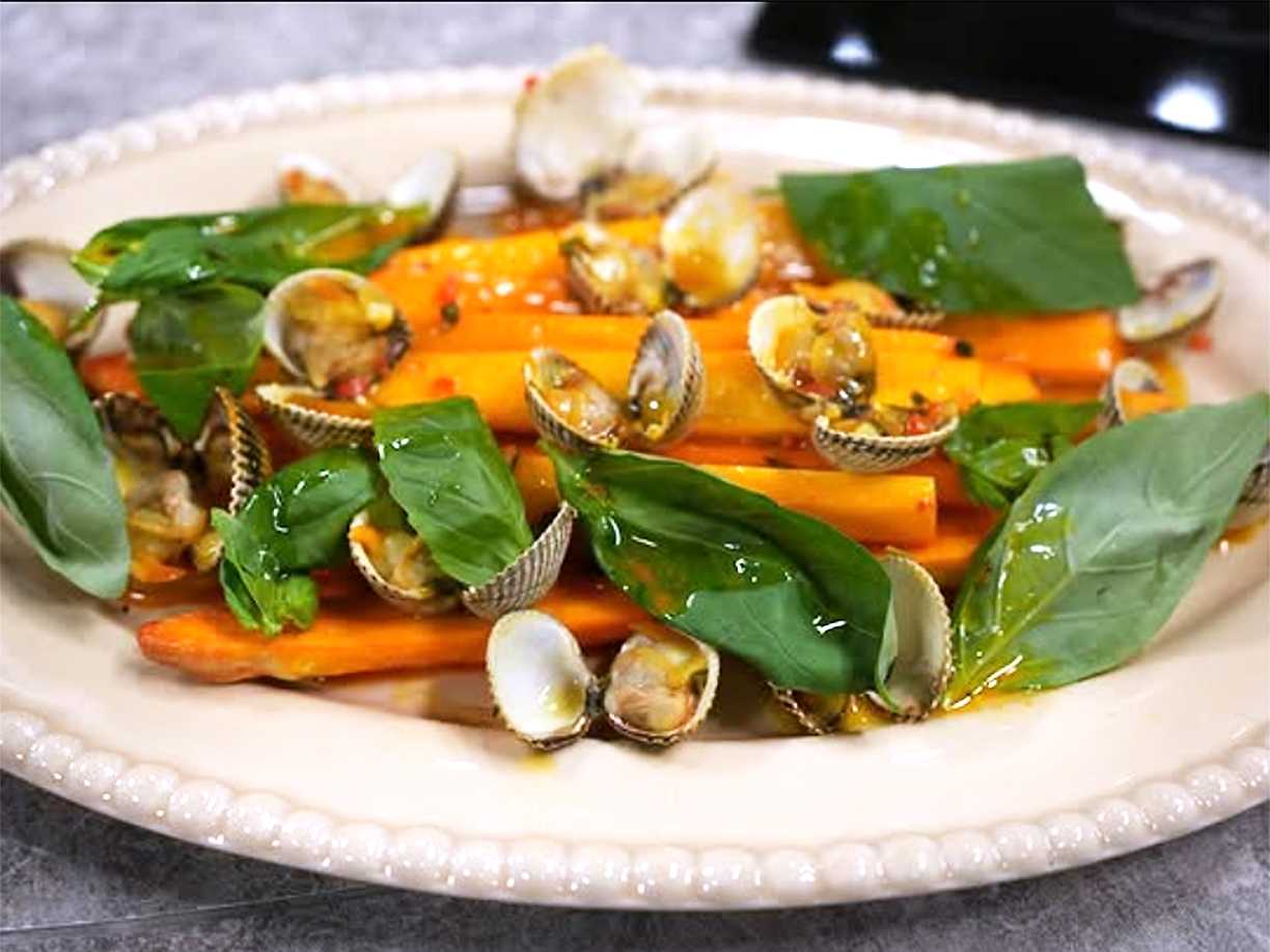 Inkokt vit sparris med hjärtmusslor och saffranssås