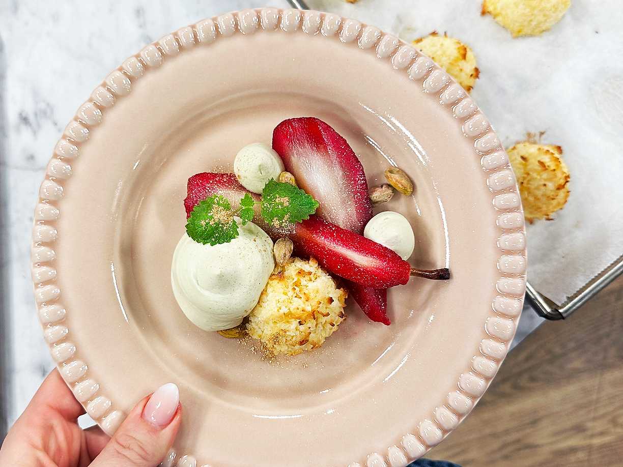 Inkokta päron med citronkokostoppar och pistagekräm