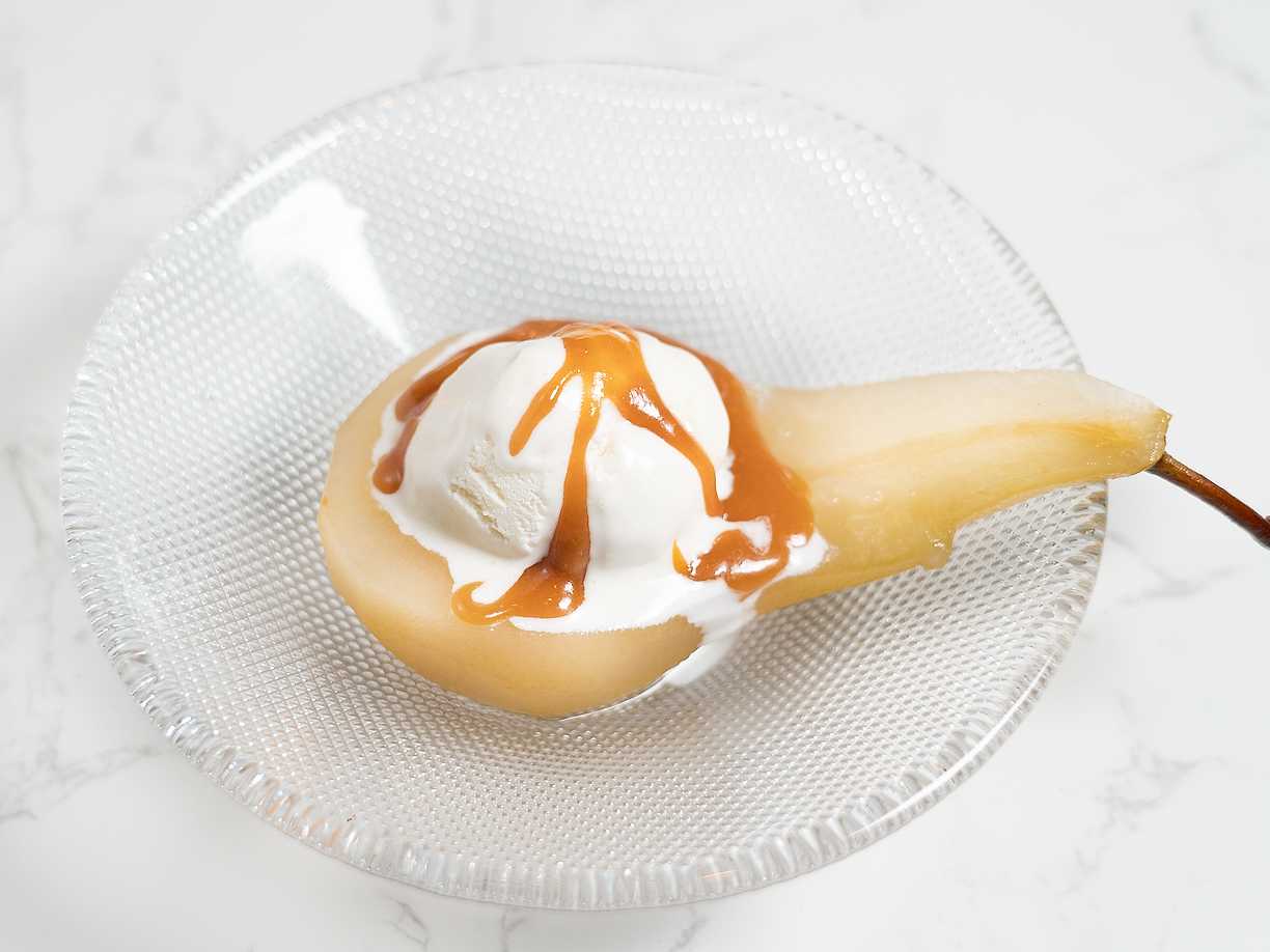 Inkokta päron med kolasås